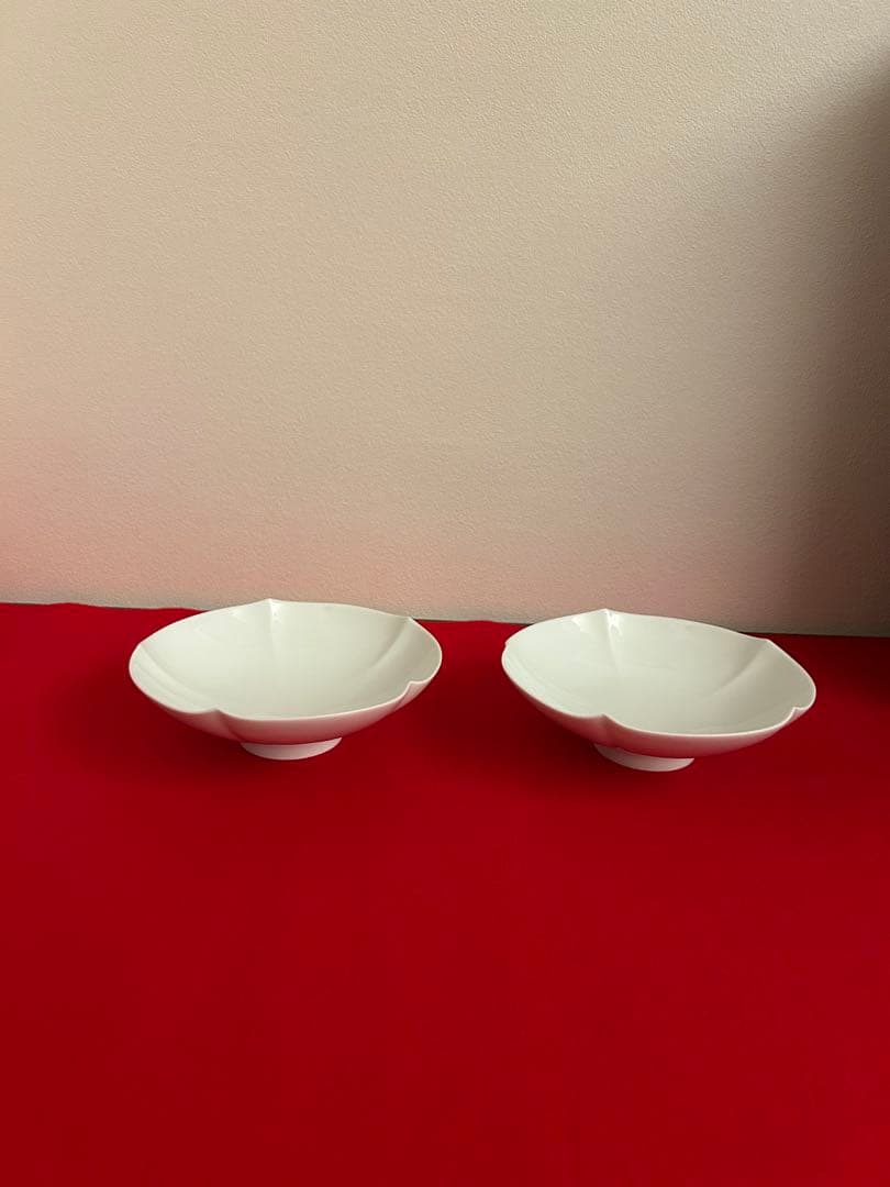 【井上萬二】有田焼　重要無形文化財　人間国宝　白磁花形銘々皿　ニ客