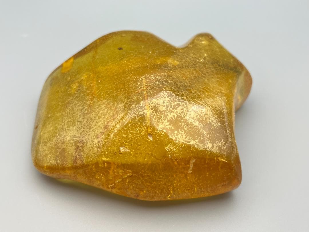 ビックサイズ　虫入り琥珀　大量な気泡を内包　バルティックアンバー　バルト海沿岸