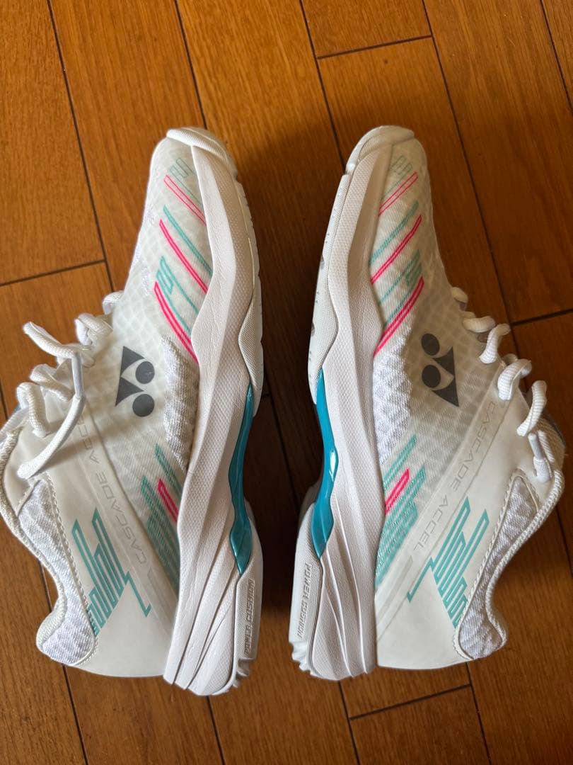 バドミントンシューズ　パワークッションカスケードアクセルミッド