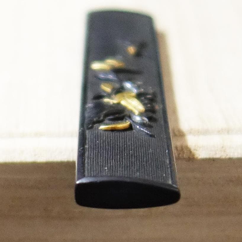 【椿樹小鳥図小柄 赤銅魚子地 高肉彫 鍍金 銀象嵌】 鍔 鐔 小柄 刀装具 骨董