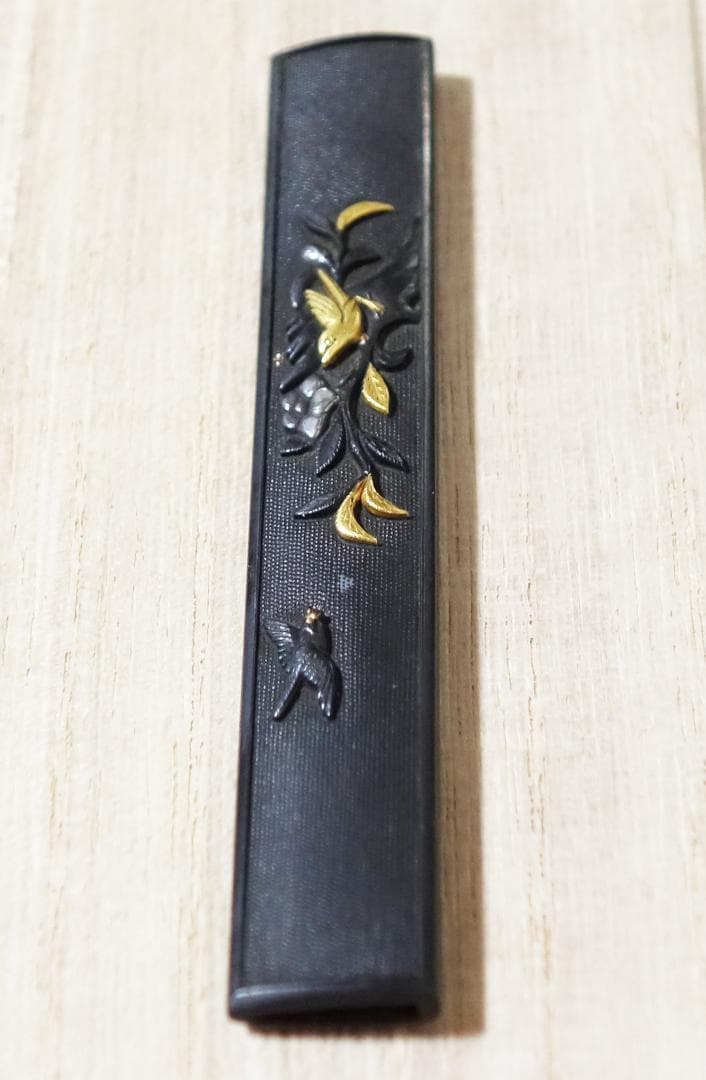 【椿樹小鳥図小柄 赤銅魚子地 高肉彫 鍍金 銀象嵌】 鍔 鐔 小柄 刀装具 骨董