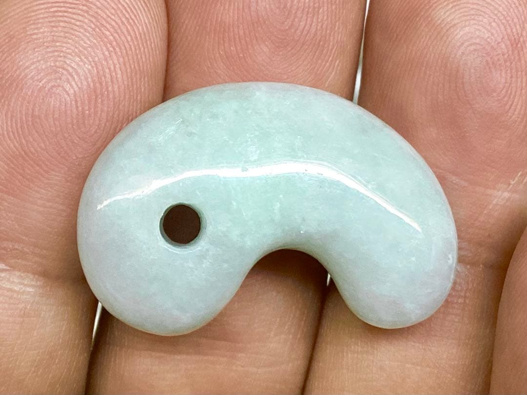 ✳本物翡翠を守護石に　糸魚川翡翠勾玉　吉祥開運の守護石に　鑑別書取得の本物です‼️