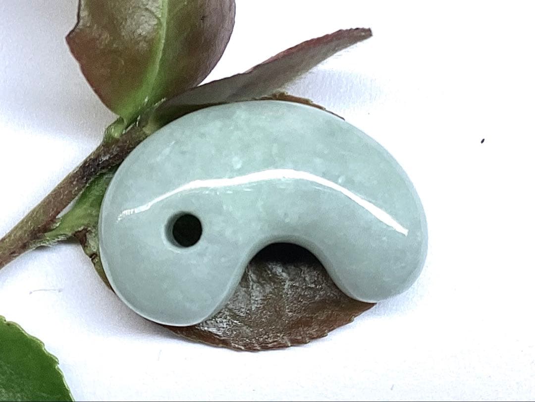 ✳本物翡翠を守護石に　糸魚川翡翠勾玉　吉祥開運の守護石に　鑑別書取得の本物です‼️