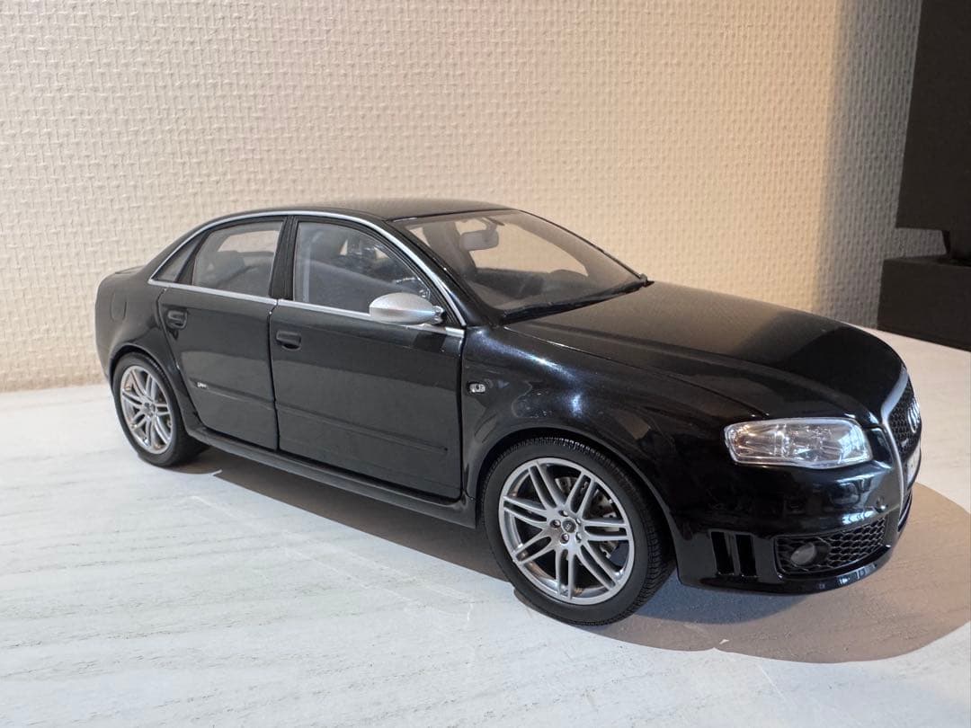 Audi RS 4 ミニカー 1/18 黒
