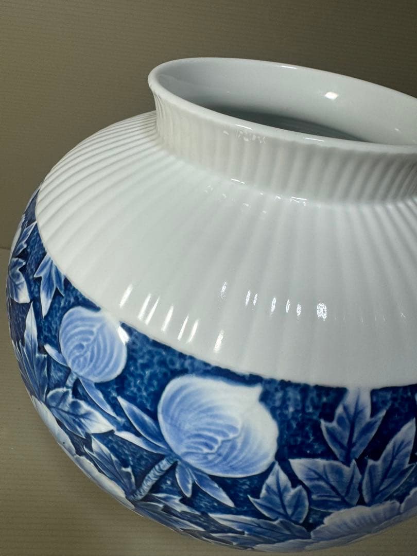 2280 有田焼 名工 緒方松右衛門 作 染付牡丹図 盛上彫文 壺 花瓶