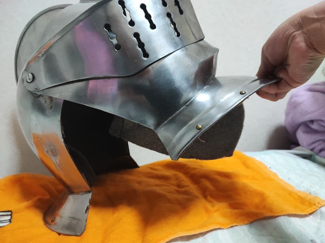 中世騎士のスチール製鎧　兜と籠手