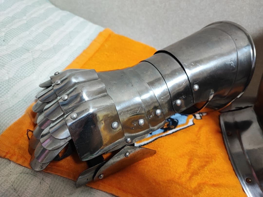 中世騎士のスチール製鎧　兜と籠手