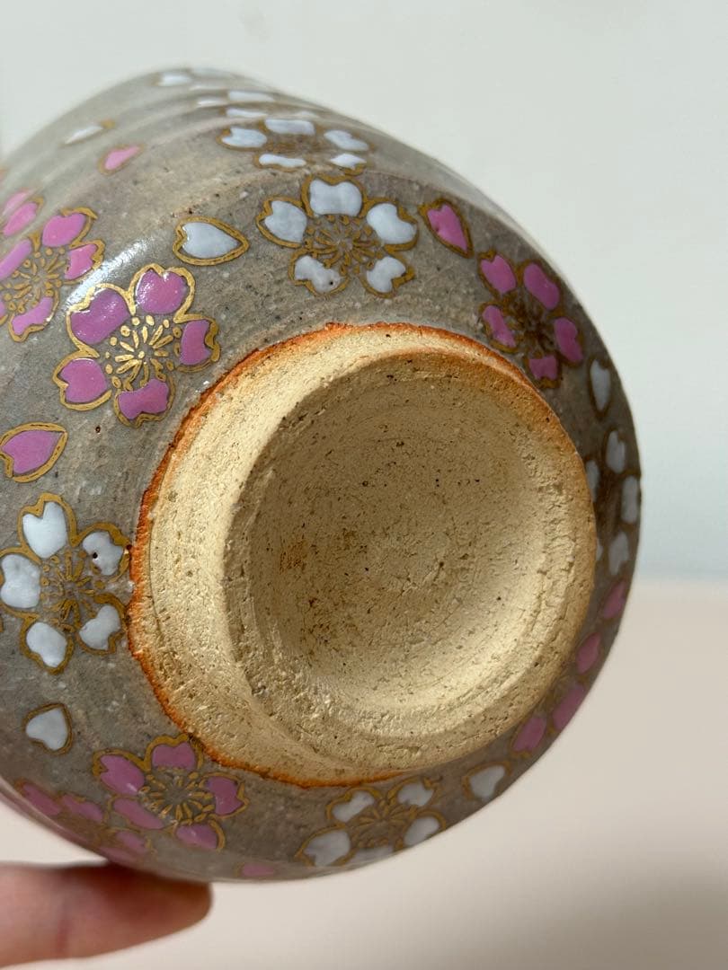 桜模様の陶器製茶碗