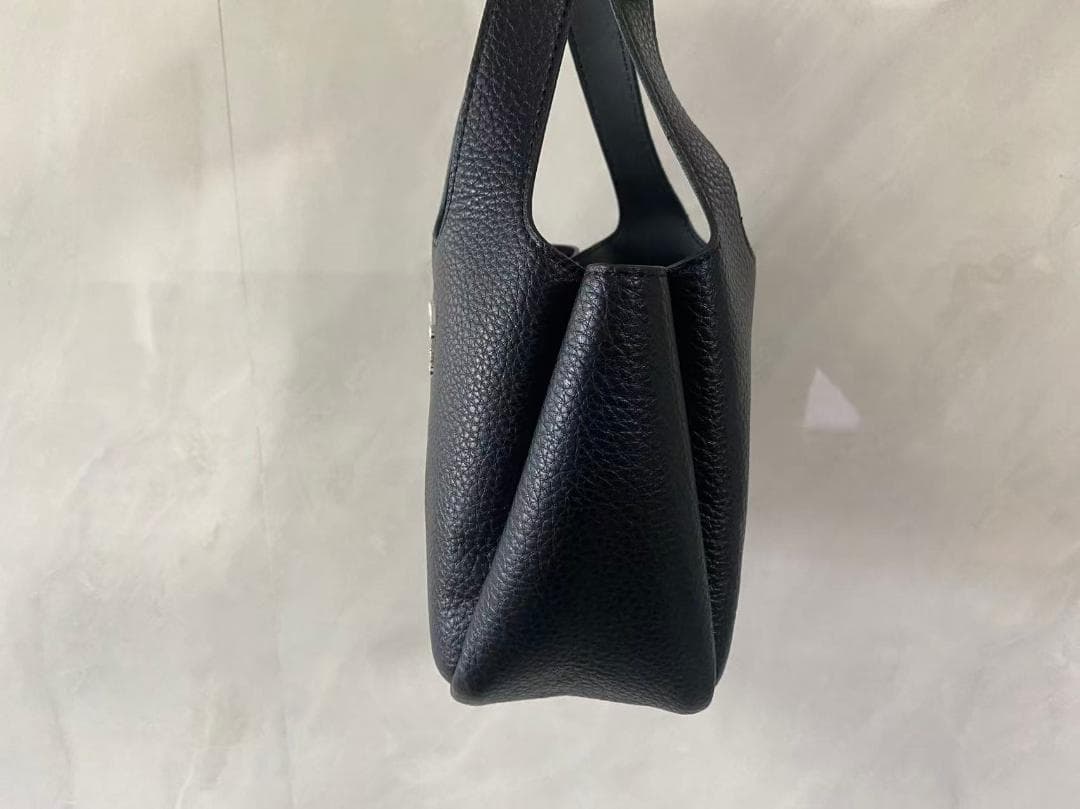 黑い革のハンドバッグです