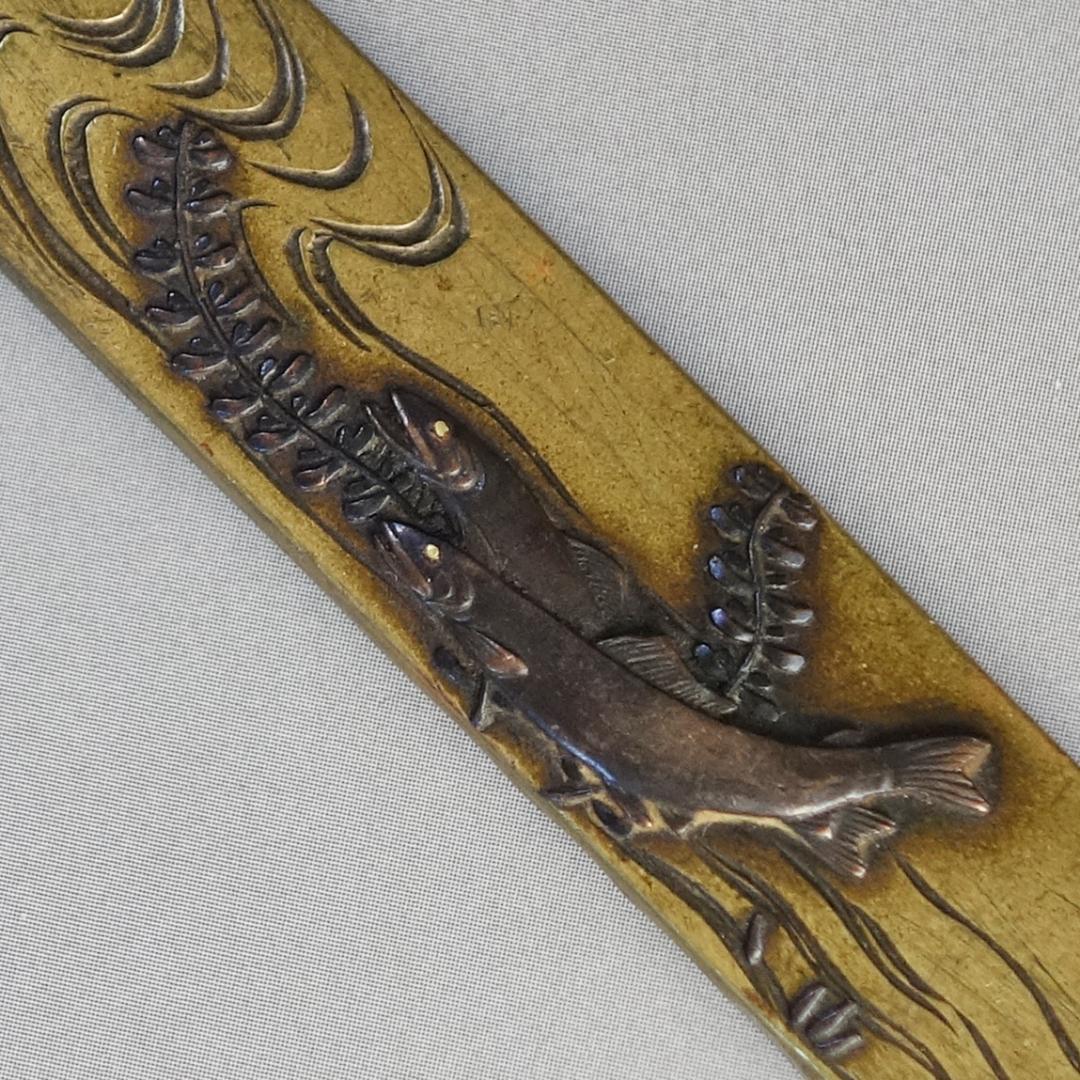 【在銘 政利 水草に双鮎図小柄 真鍮地 象嵌 片切彫】 鍔 鐔 小柄 刀装具