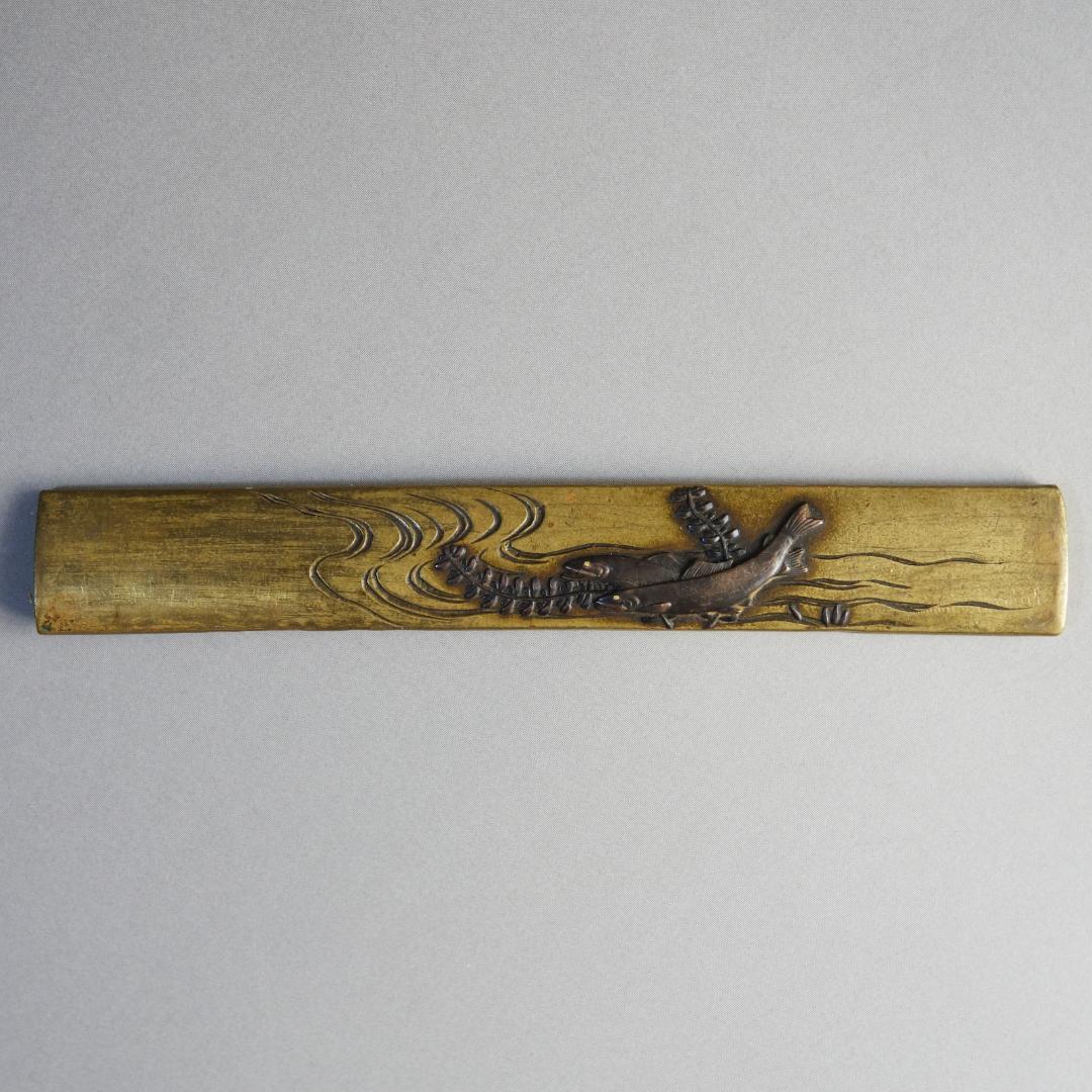 【在銘 政利 水草に双鮎図小柄 真鍮地 象嵌 片切彫】 鍔 鐔 小柄 刀装具