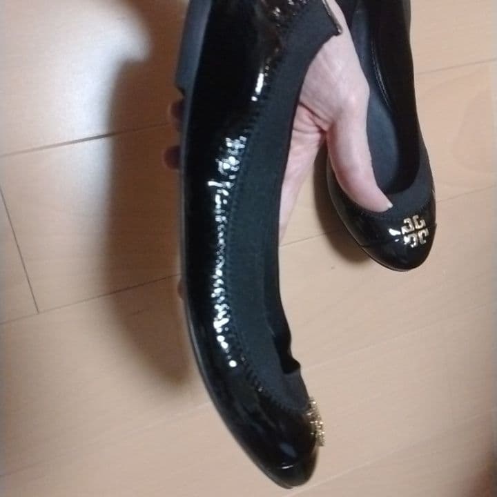 1回着用　トリーバーチ　サイズ6　黒色　エナメル　バレエシューズ　フラット