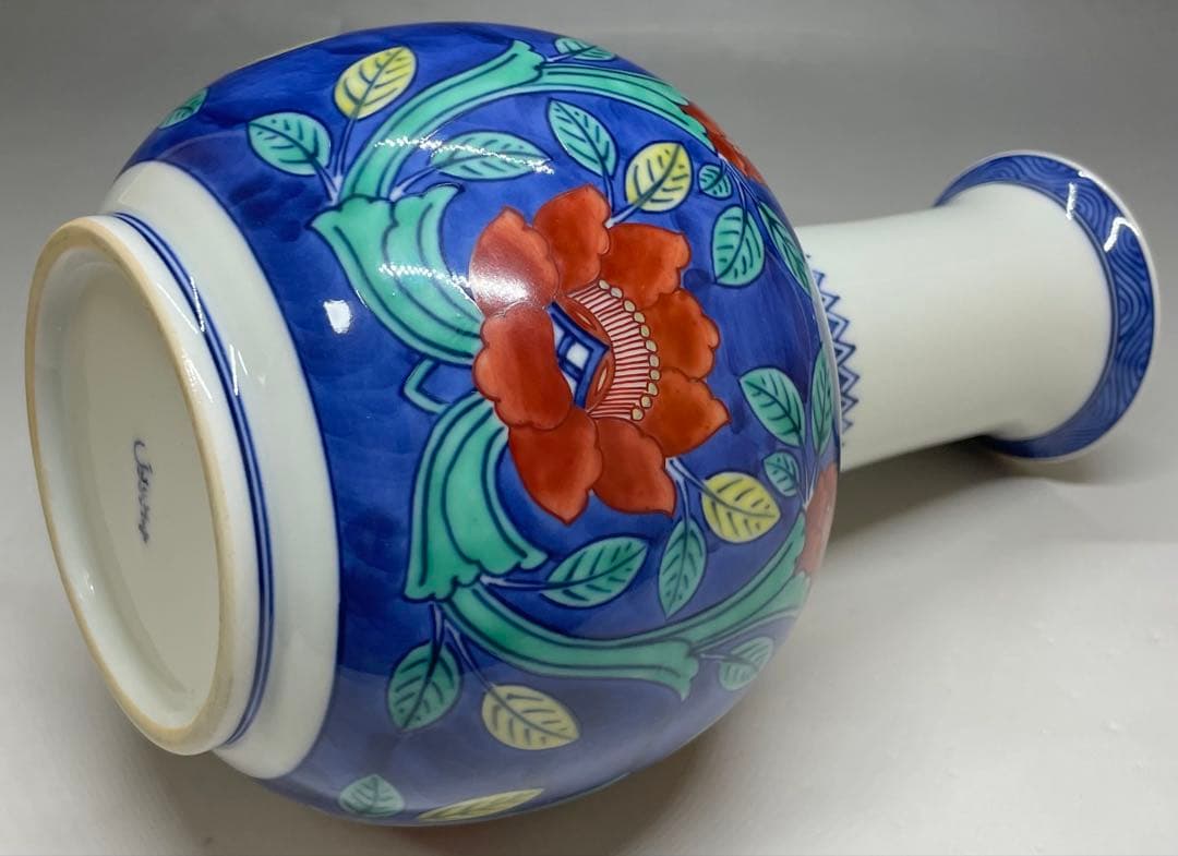 人間国宝　十三代　今泉今右衛門　色鍋島牡丹唐草文花瓶　四方桟共箱　共布　L36