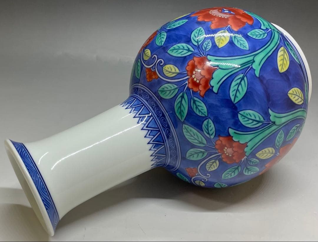 人間国宝　十三代　今泉今右衛門　色鍋島牡丹唐草文花瓶　四方桟共箱　共布　L36