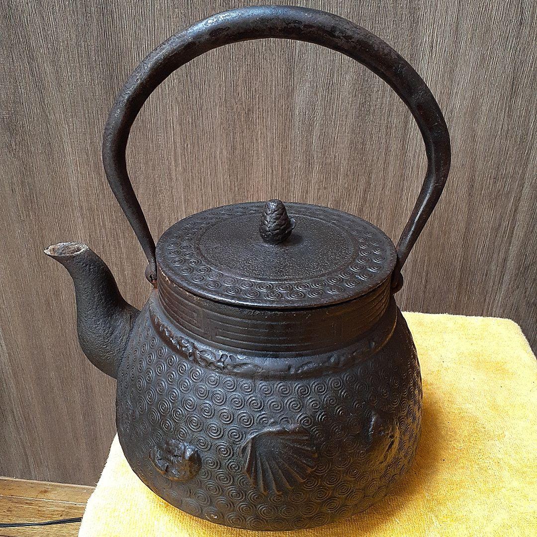 264 大振り　鉄瓶　陽刻　松雲堂