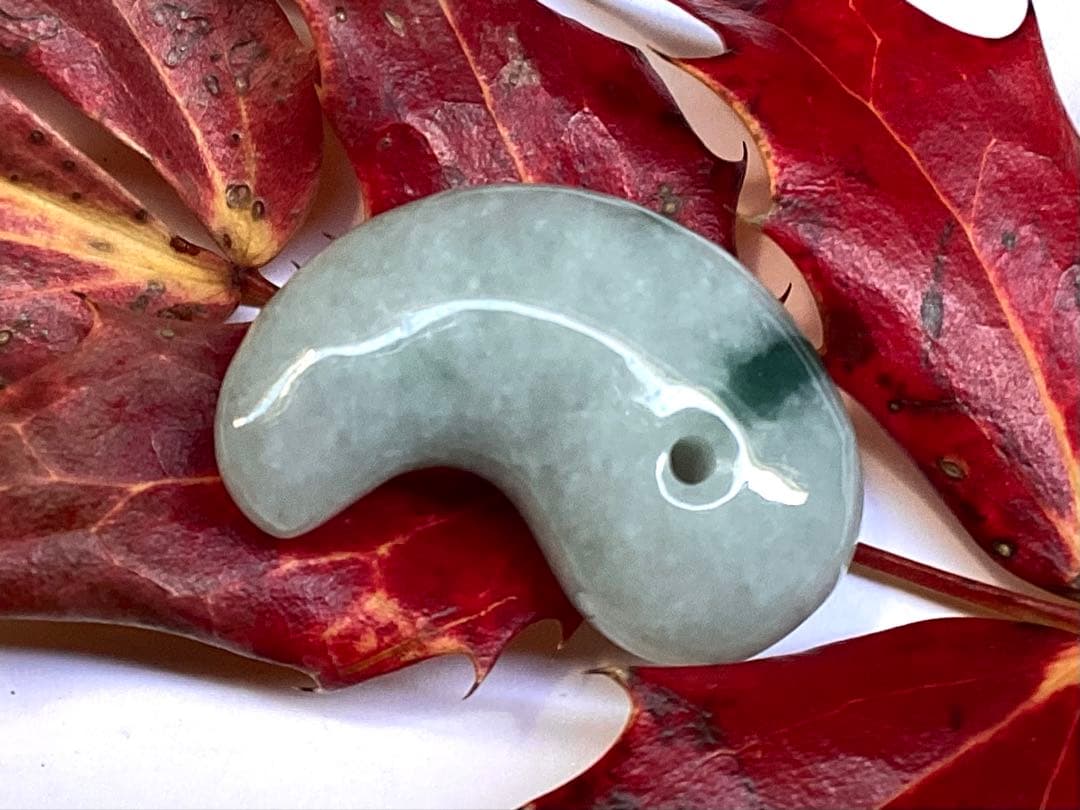 ✳特選 アイスジェダイト 糸魚川翡翠勾玉premiumシリーズ 運気呼び込む‼️