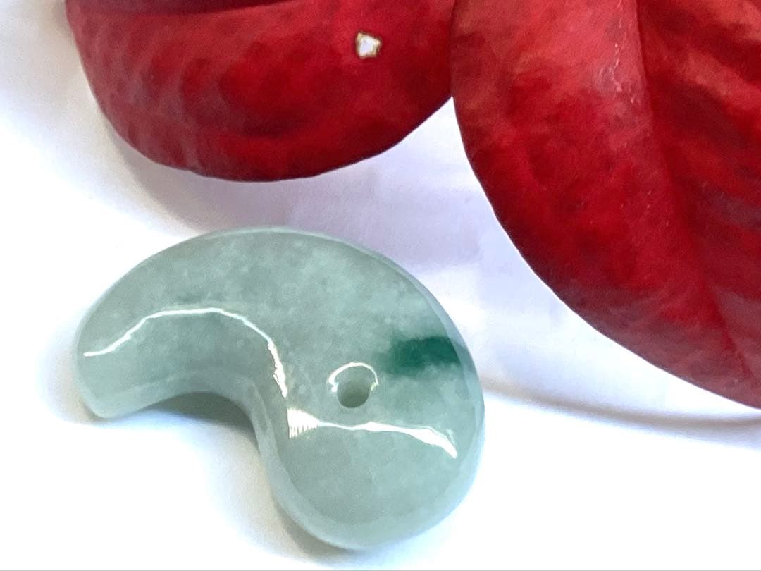 ✳特選 アイスジェダイト 糸魚川翡翠勾玉premiumシリーズ 運気呼び込む‼️