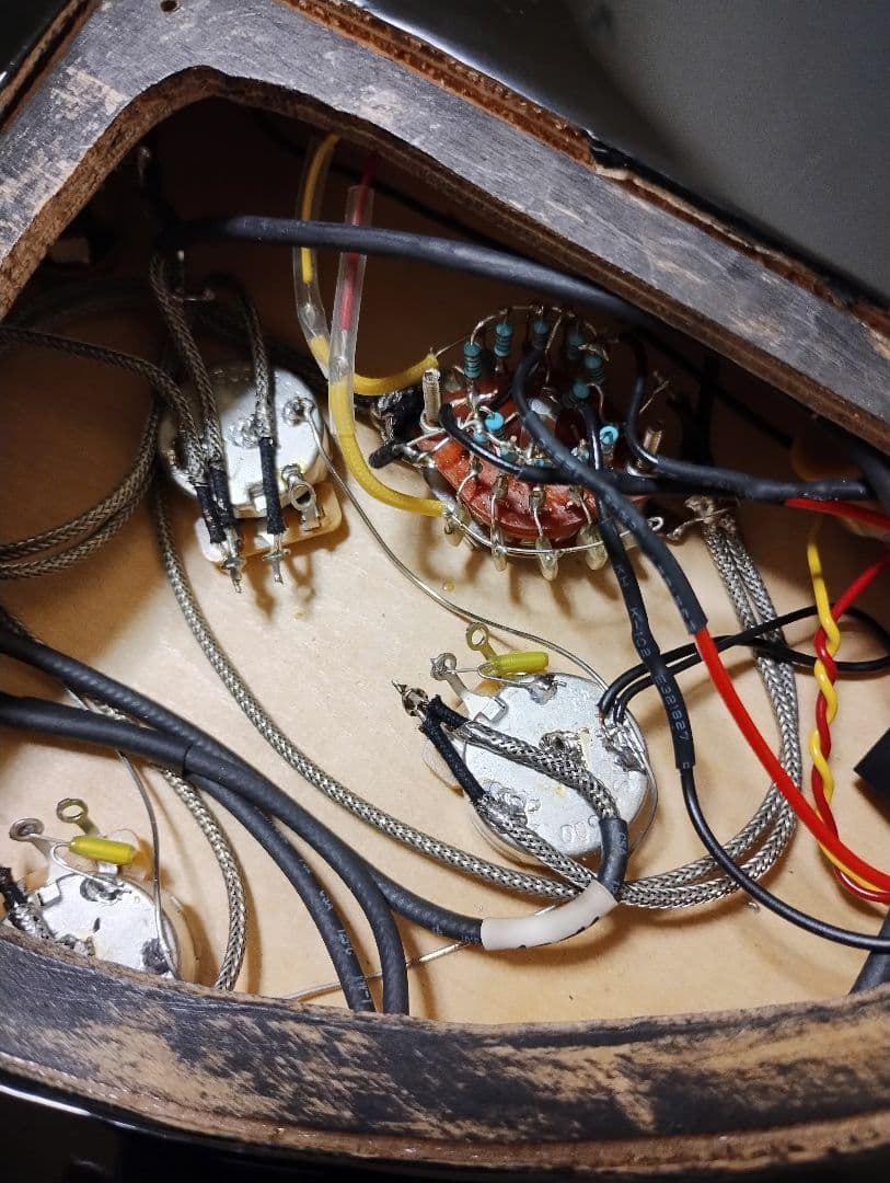 Epiphone BBking Lucille Gibson PUカスタムモデル