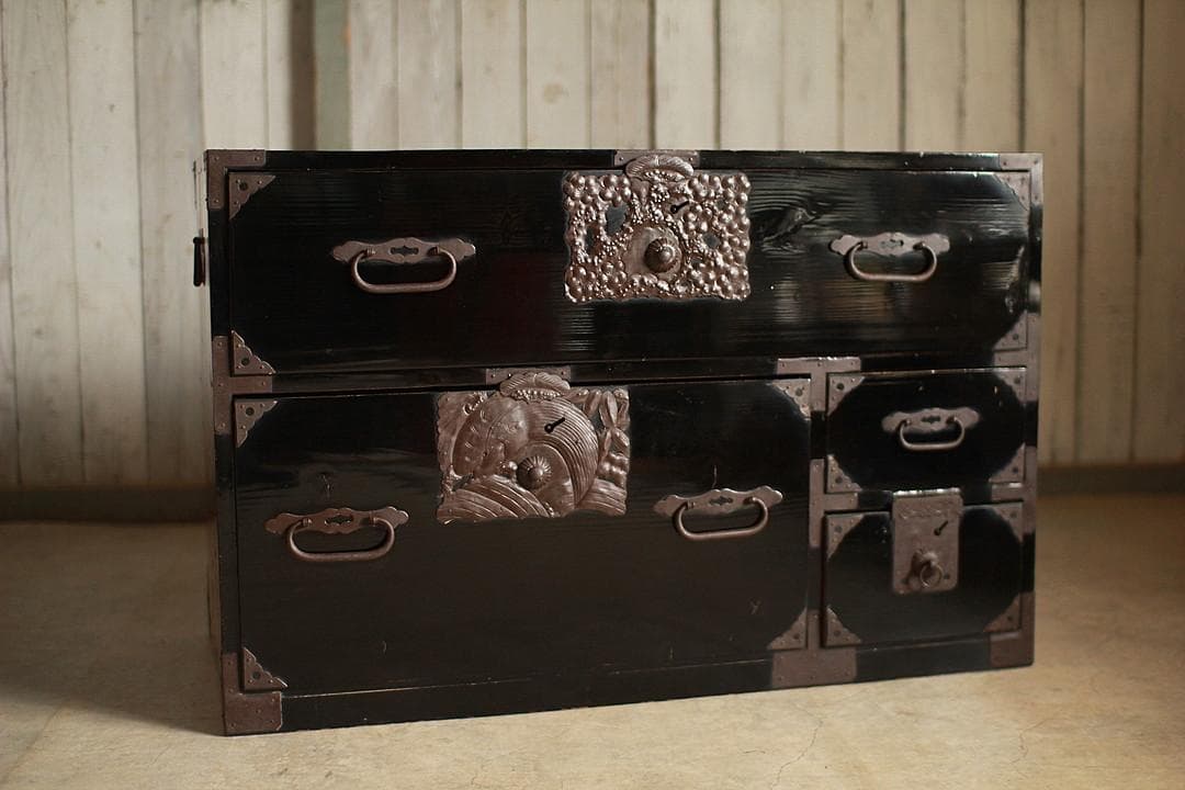 綺麗な打ち出し金具庄内箪笥　4杯　タンス　収納　古家具　古民家　時代家具