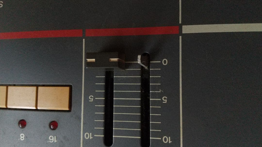 鍵盤楽器 Roland JUNO-106