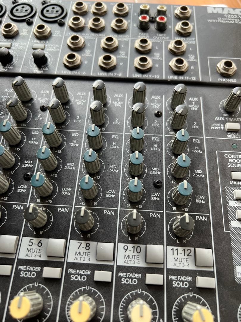 美品 MACKIE 1202VLZーPRO 元箱、取説あり。電源ケーブルなし。