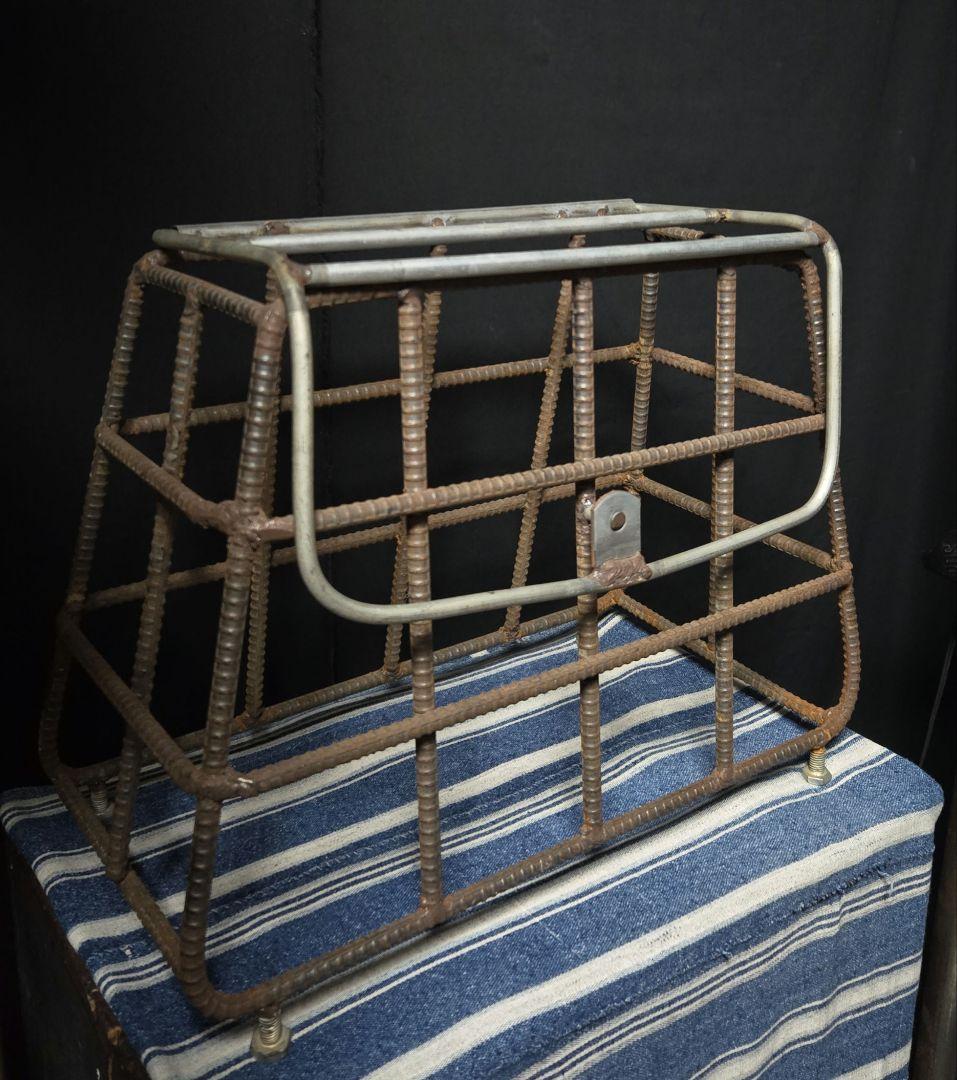 鉄製のかごの上部的な何かオブジェ囲みにインテリア骨董市