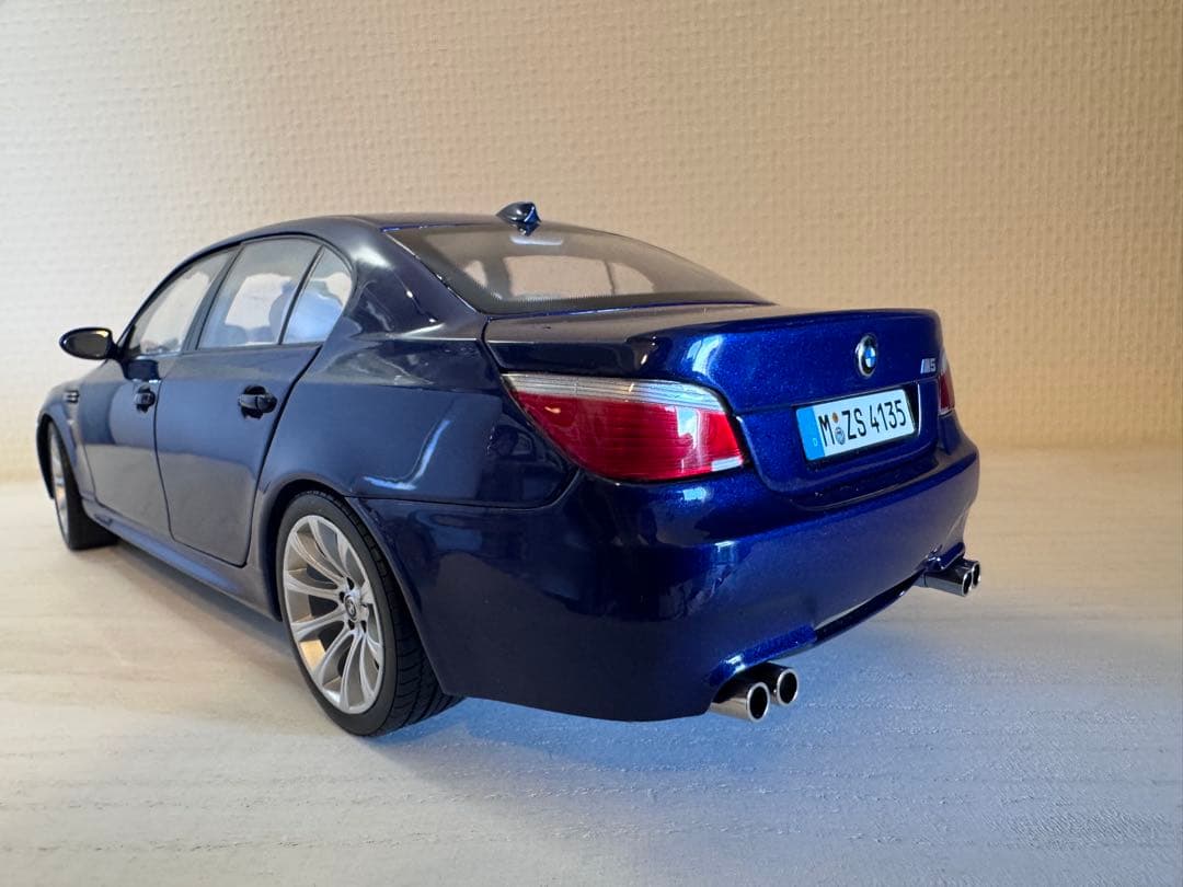  M5 1/18 スケールモデル 青