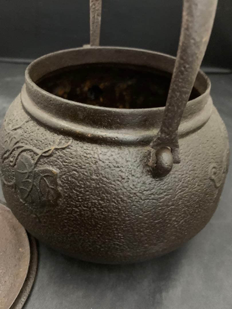 南部鉄瓶　葡萄蝶図　鉄瓶　茶道具　約2.3リットル
