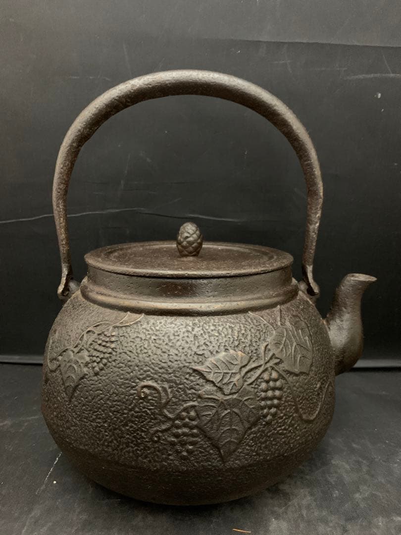 南部鉄瓶　葡萄蝶図　鉄瓶　茶道具　約2.3リットル