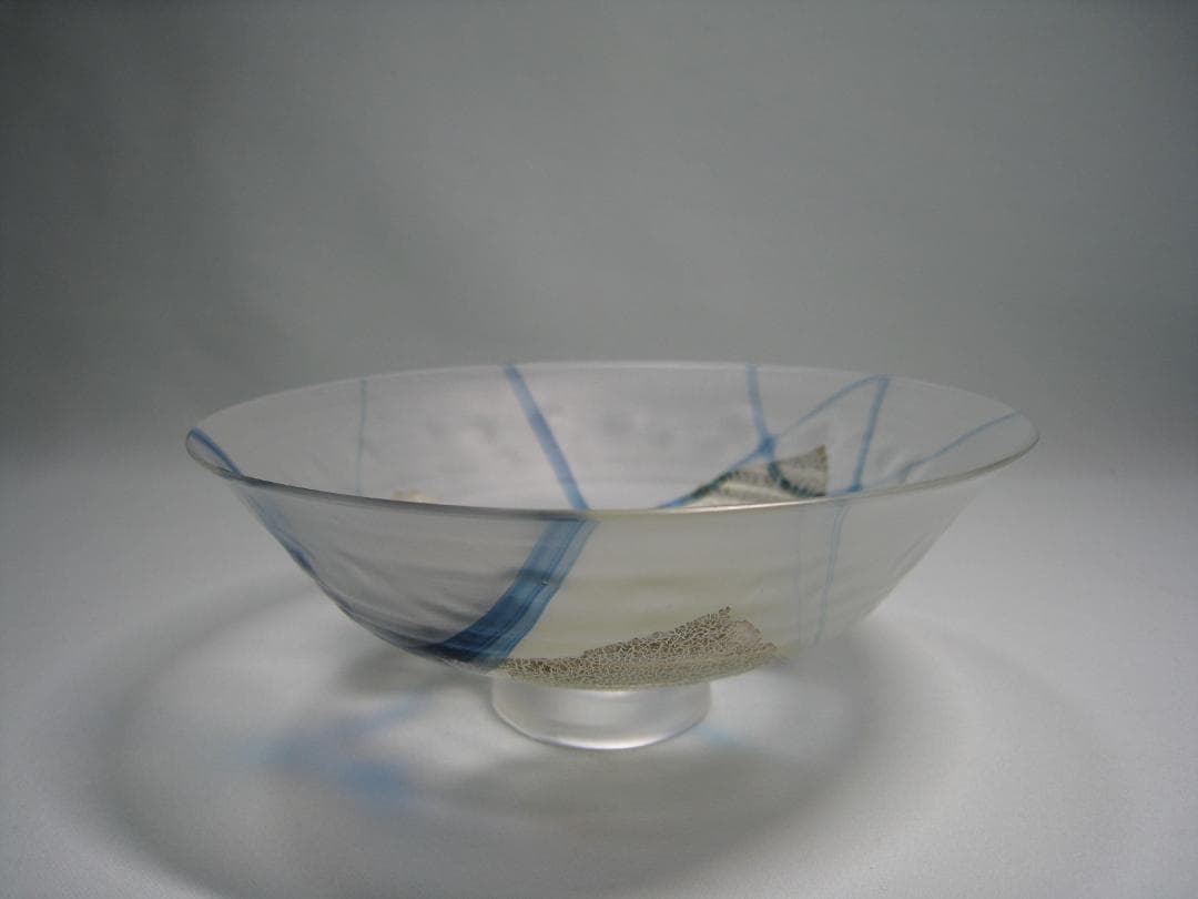 ガラス製抹茶碗　水崎長寿　義山平茶盌　　銘【銀箔清流】