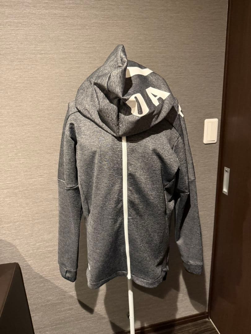 新品タグ付 オークリー パーカー M グレー 高機能フーディー トレーニング