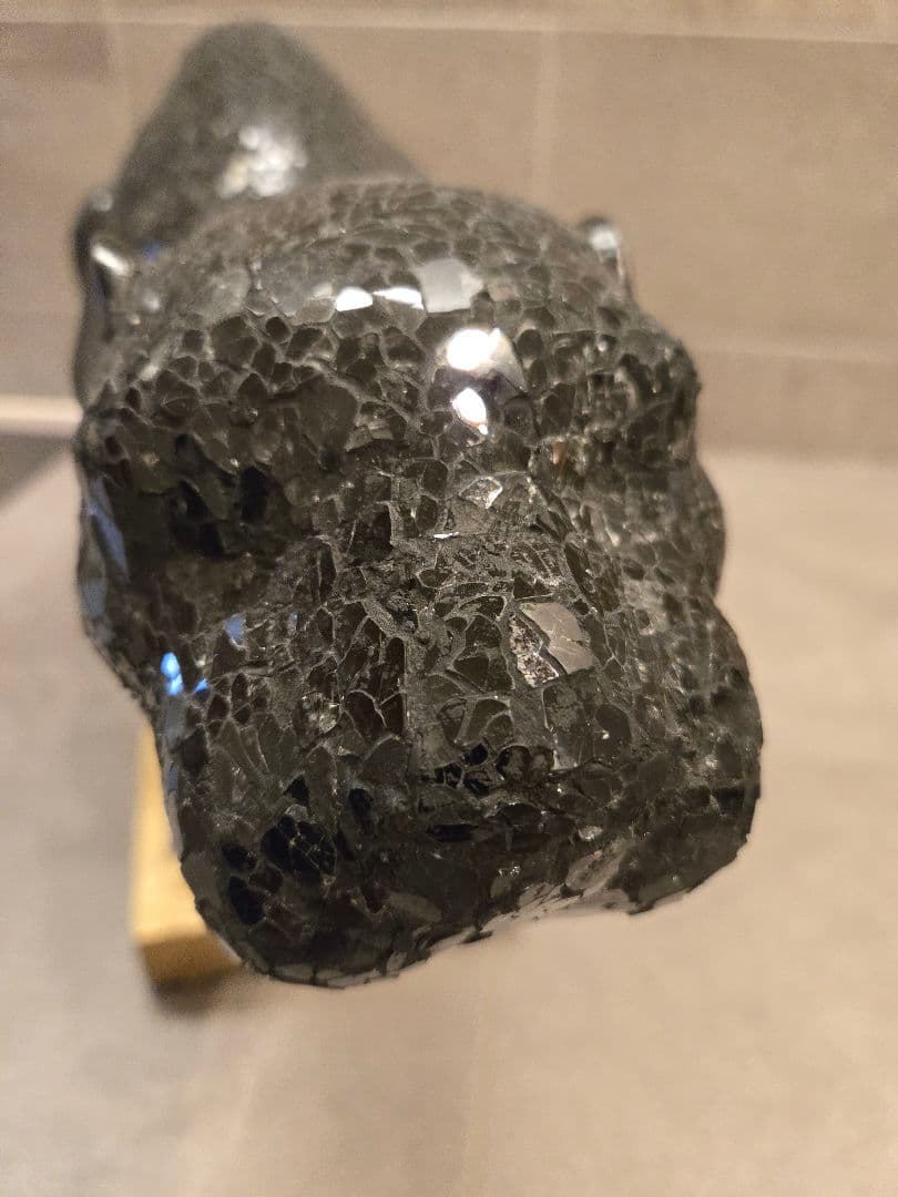 クロヒョウ　黒いオブジェ　 金色の台座付き 装飾品