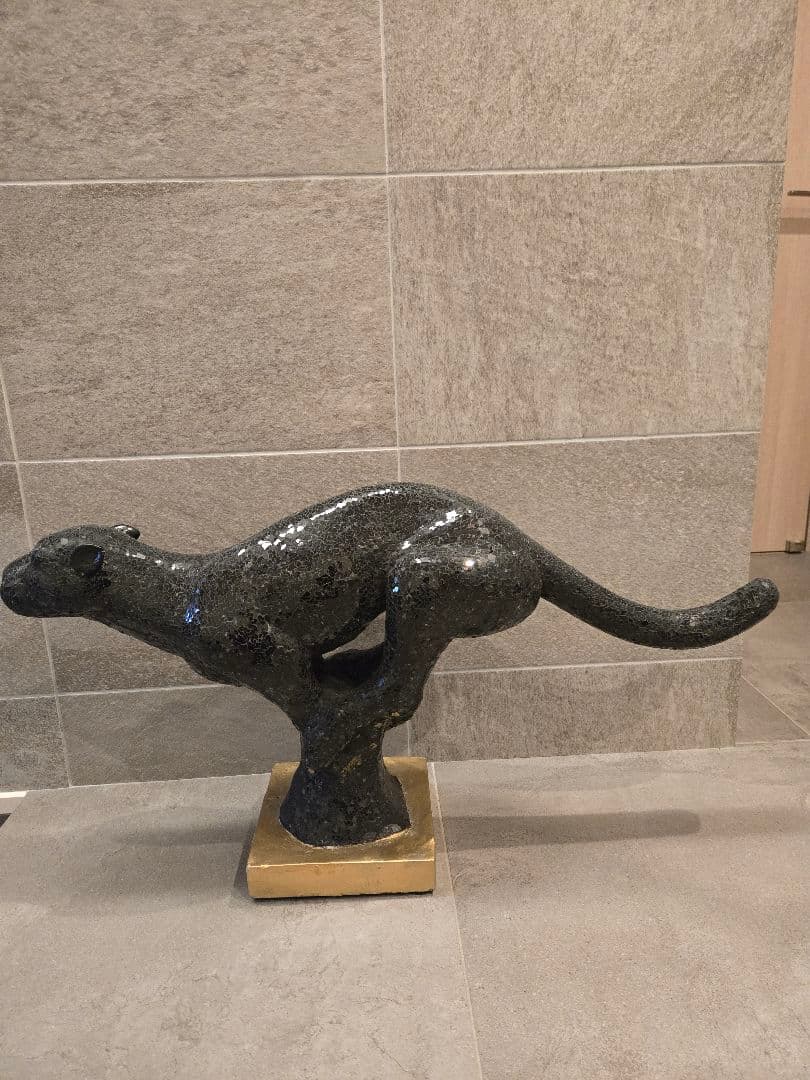 クロヒョウ　黒いオブジェ　 金色の台座付き 装飾品