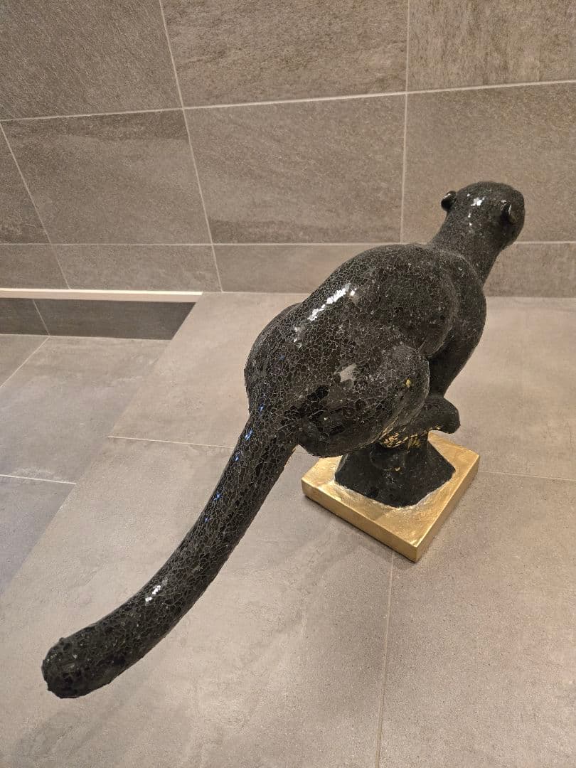 クロヒョウ　黒いオブジェ　 金色の台座付き 装飾品