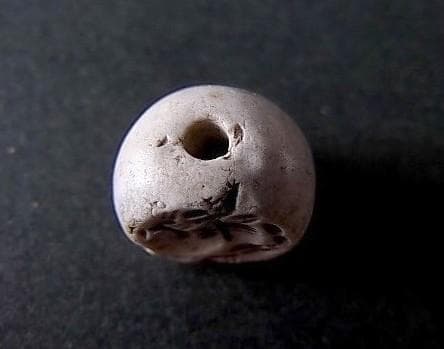 ★F0501★ 古代石 (220) 白濁石　印章　鹿文様　ストーン ビーズ