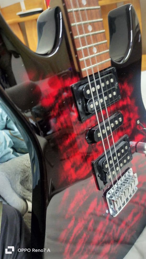 エレキギター 赤黒キルテッド 3ピックアップ　アンプ付き