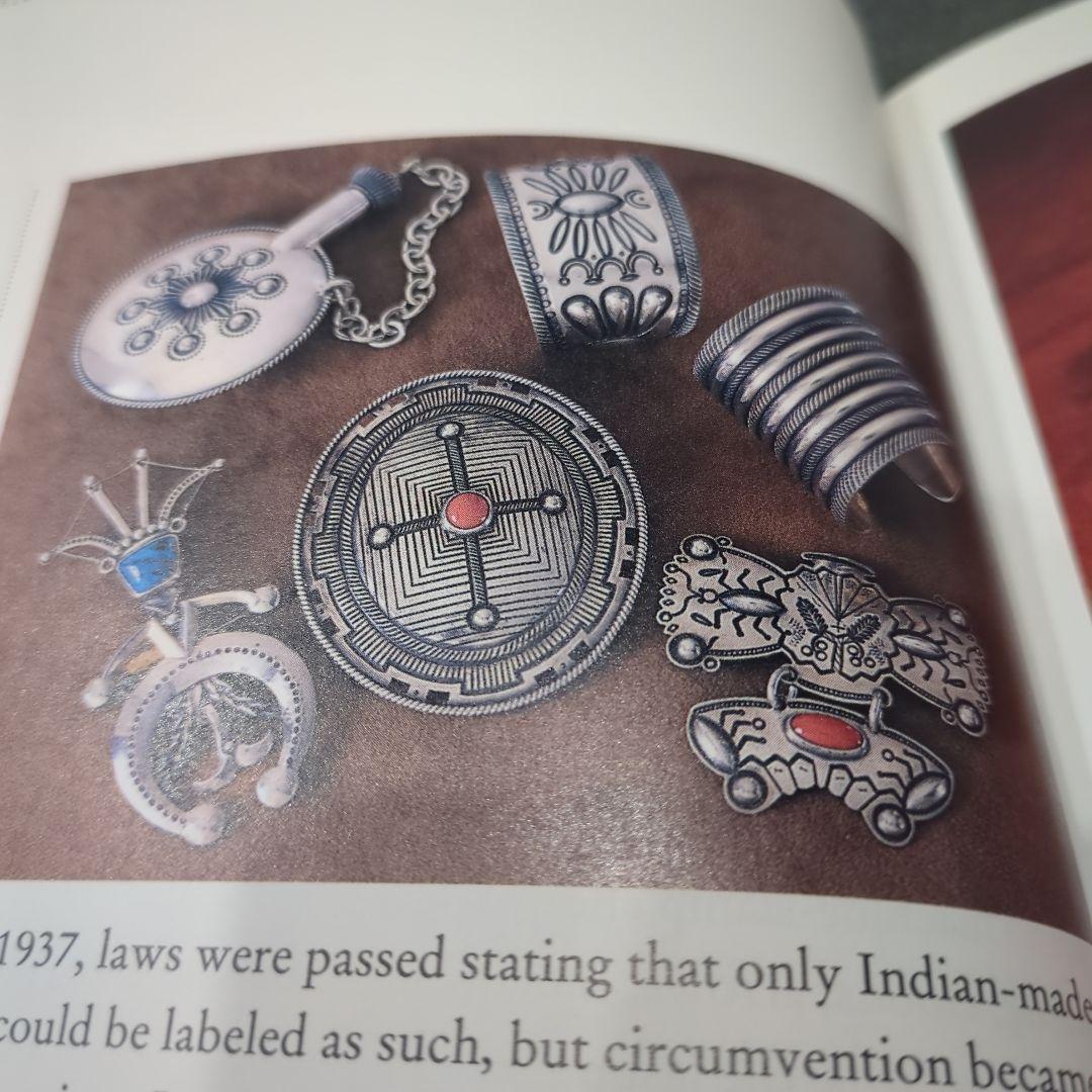 洋書 Navajo Jewelry: A Legacy of Silver