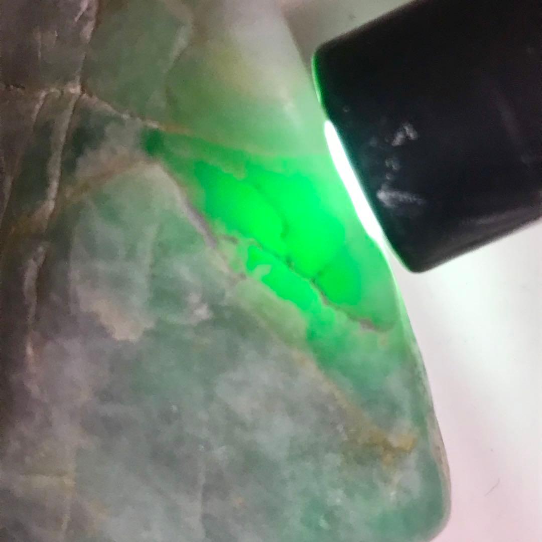 糸魚川翡翠　美石　明るく鮮やかな翠　金山谷　108g