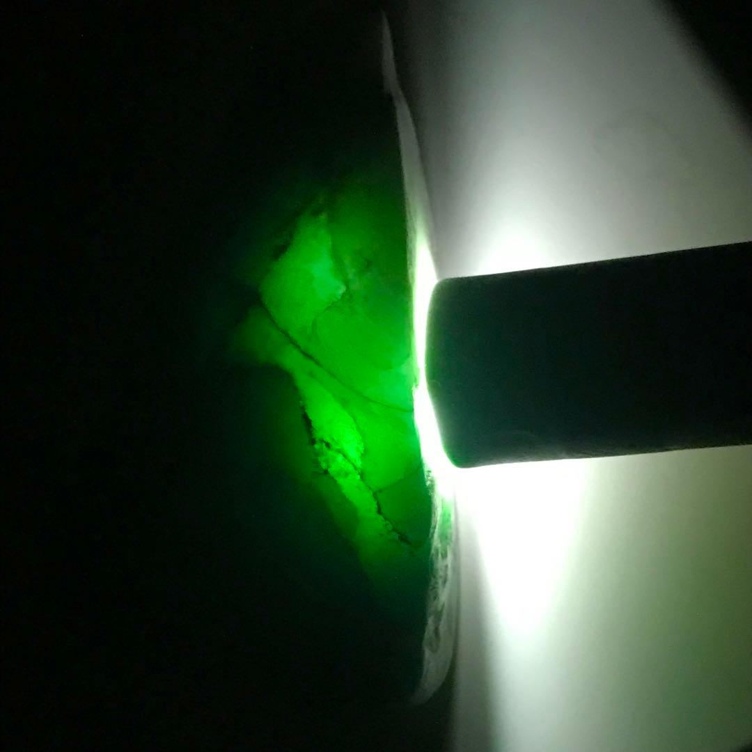 糸魚川翡翠　美石　明るく鮮やかな翠　金山谷　108g