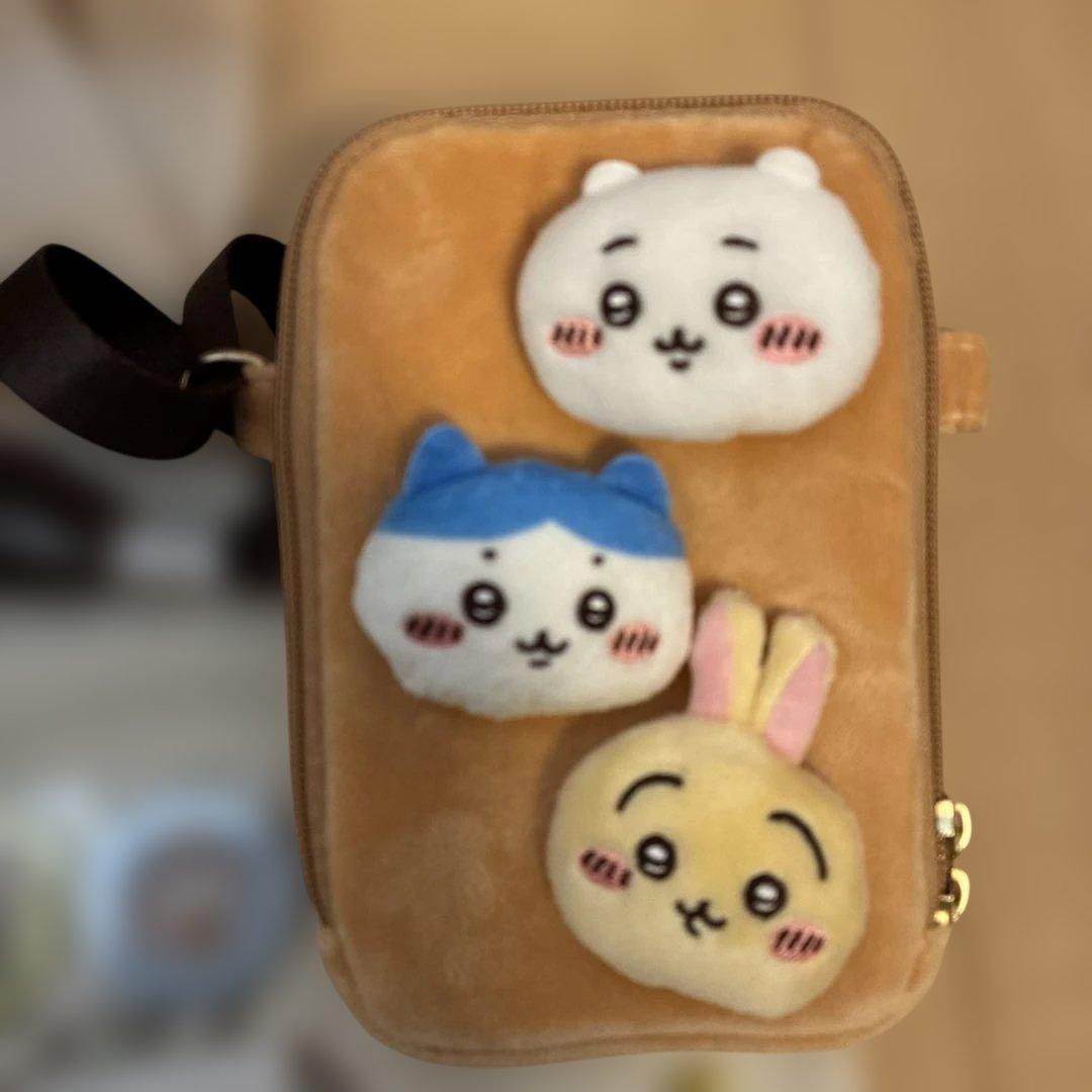 ちいかわ　2023ハッピーバッグ　うさぎ　おまけ付き　缶バッチ