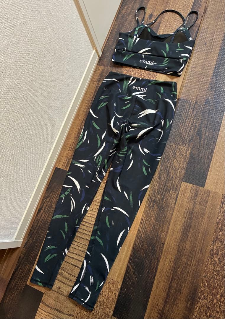 極美　emmi yoga エミヨガ　ヨガウェア　フェザー柄　ダークダークネイビー