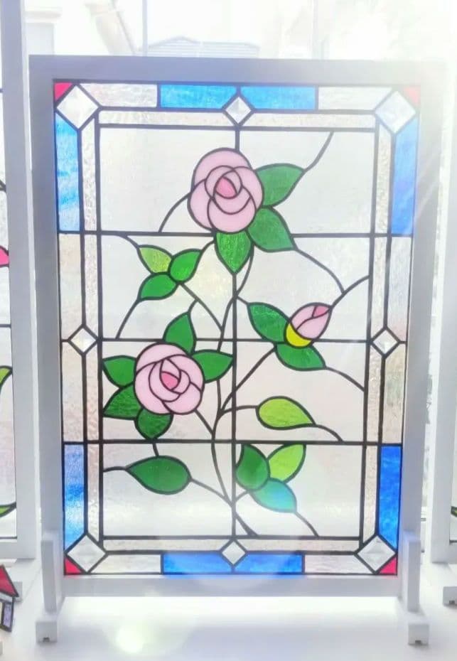 特大サイズ　ステンドグラス　ピンクローズのパネル(スタンド付)65.3㎝×47㎝
