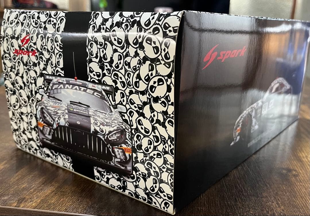 スパーク　ミニカー　1/18 スパーク　メルセデスAMG GT3 マッドパンダ