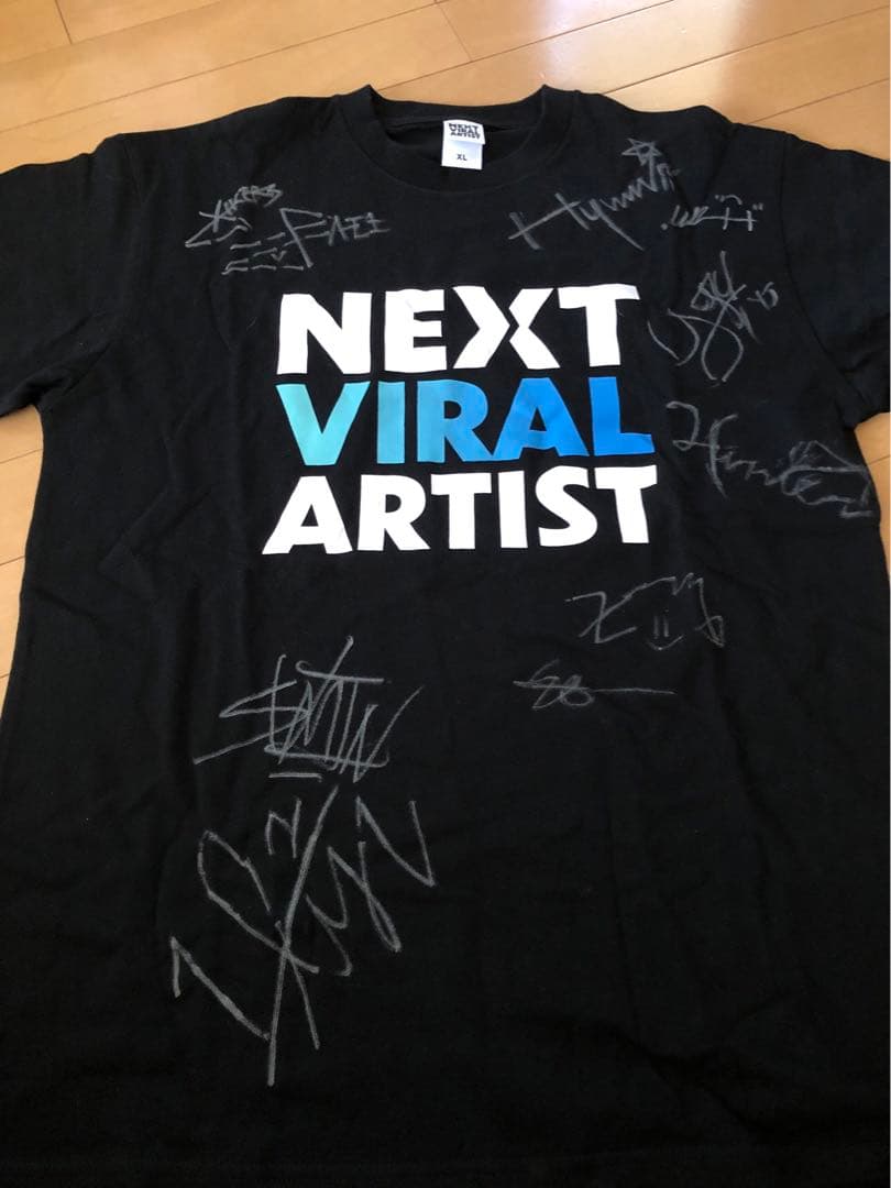 xikersサイン入りTシャツ NEXT VIRAL ARTIST
