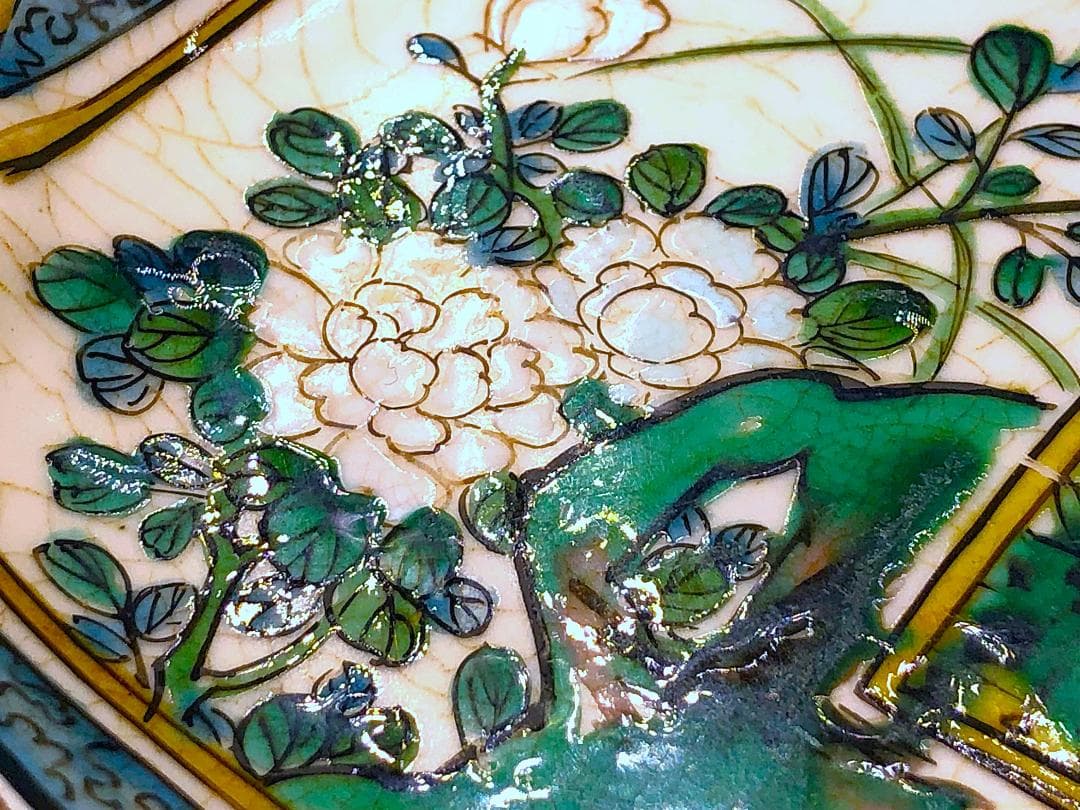 【 古九谷色絵木瓜型中皿 】　岩牡丹・鯉魚・雲文　折鶴若松図　角福印　江戸時代