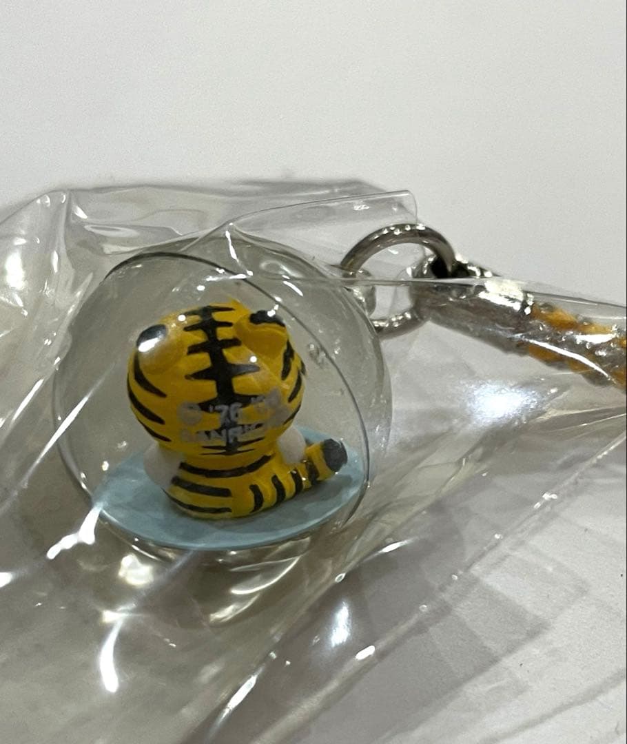 d*7様 ハローキティ 根付 ストラップ【希少】 十二支　寅　水入り丸玉根付け