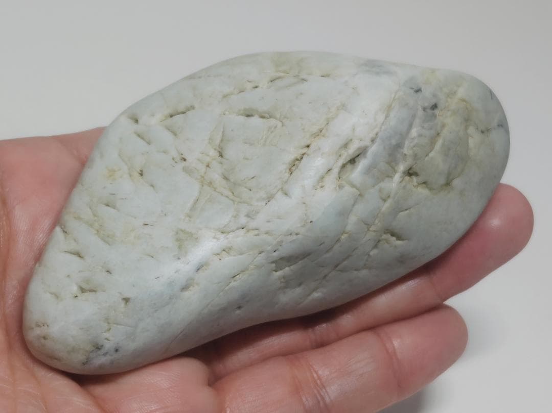 糸魚川106 翡翠 330g ヒスイ 原石 鑑賞石 自然石 誕生石 鉱物 鉱石