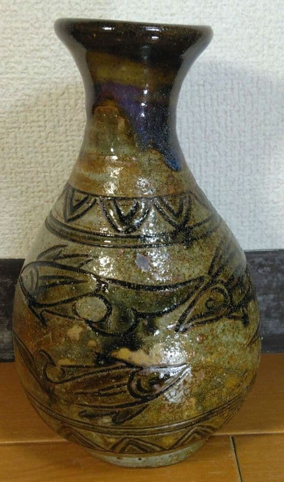 人間国宝 金城次郎 魚紋花瓶 栞 共箱 壷屋焼 やちむん 魚6匹彫文 蓮弁彫文