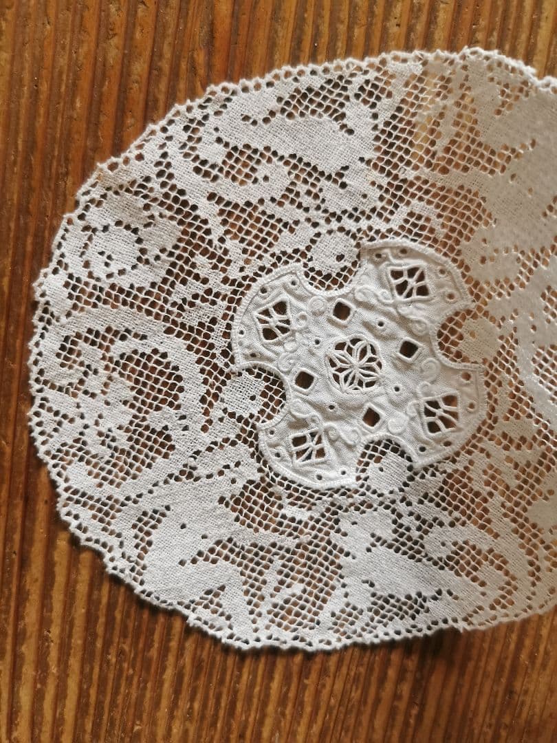 アンティーク 女神と犬のフィレレース レティセラプント刺繍リネンドイリーセット