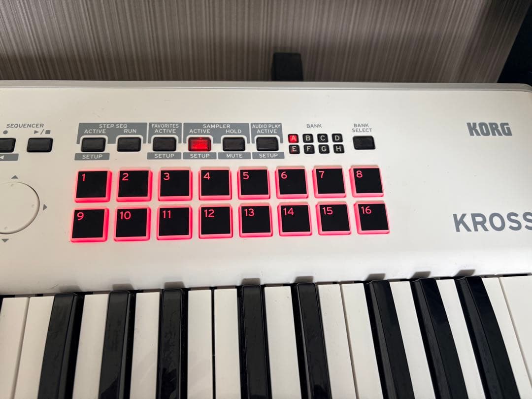 Korg Kross 2 ホワイト